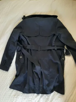 Gabardina azul con cinturón