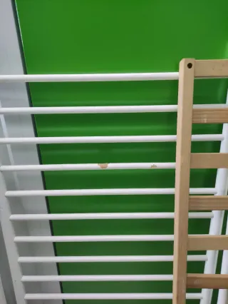 Cuna de bebé blanca con medidor