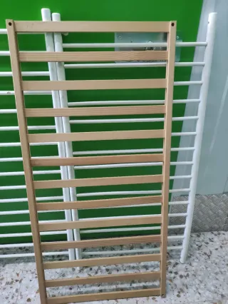 Cuna de bebé blanca con medidor