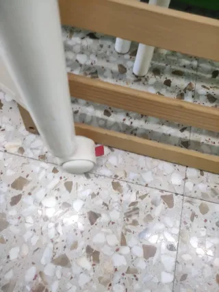 Cuna de bebé blanca con medidor