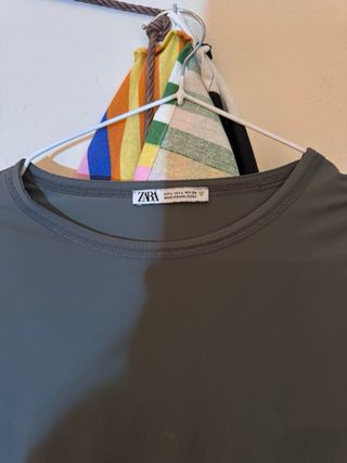 Camiseta Zara elástica suave verde oliva