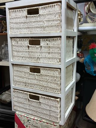 Cajonera de mimbre y madera