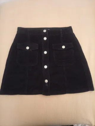 Falda negra de pana con botones