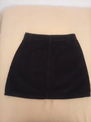 Falda negra de pana con botones