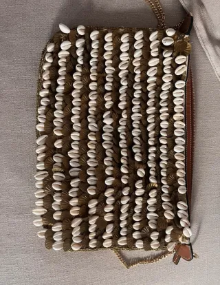 Bolso Zara conchas y detalles dorados