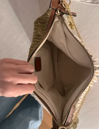 Bolso Zara conchas y detalles dorados