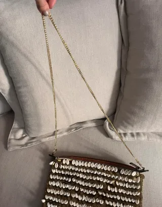 Bolso Zara conchas y detalles dorados