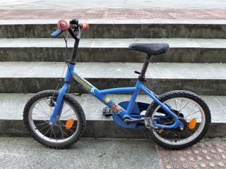 Bicicleta infantil azul con ruedines