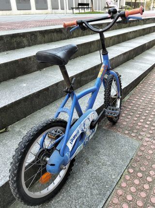 Bicicleta infantil azul con ruedines