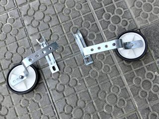 Bicicleta infantil azul con ruedines