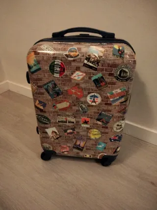 Maleta Parfois con pegatinas de viaje