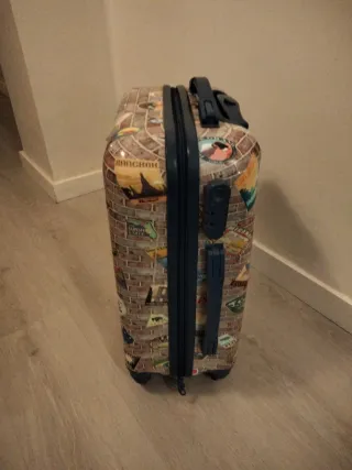 Maleta Parfois con pegatinas de viaje