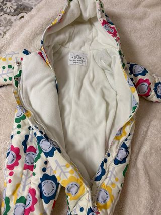 Mono de nieve infantil con flores