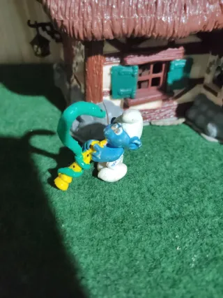 Pitufo con serpiente de juguete