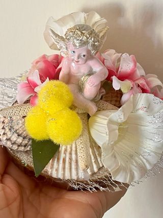 Angioletto Ritoccato a Mano con Fiori