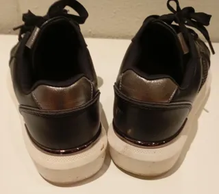 Zapatillas negras y plateadas