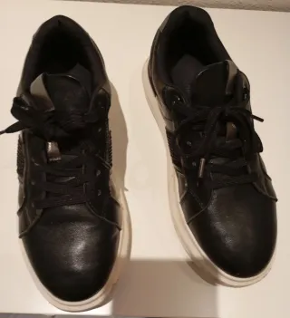 Zapatillas negras y plateadas