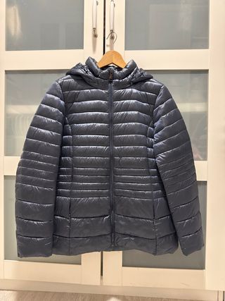 Chaqueta anorak azul con capucha