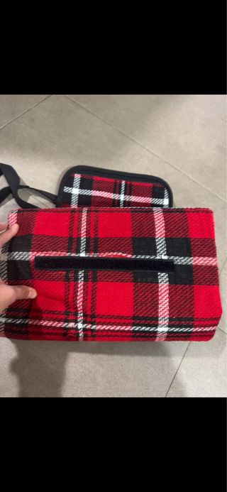 Manta para campo de cuadros roja y negra