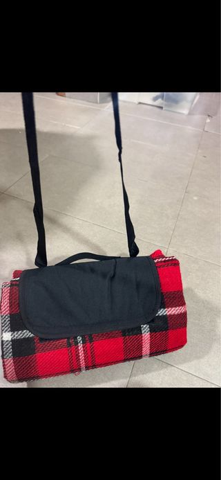 Manta para campo de cuadros roja y negra