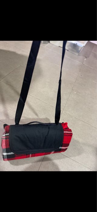 Manta para campo de cuadros roja y negra