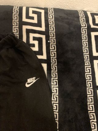 Conjunto deportivo Nike negro y blanco