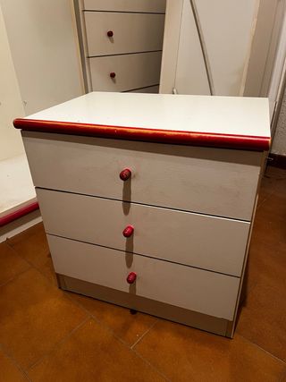 Mesita de noche blanca con detalles rojos