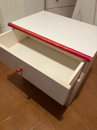 Mesita de noche blanca con detalles rojos