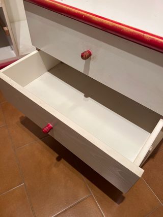 Mesita de noche blanca con detalles rojos