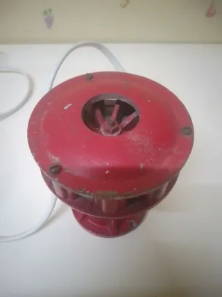 Sirena Antiaérea Antigua Roja