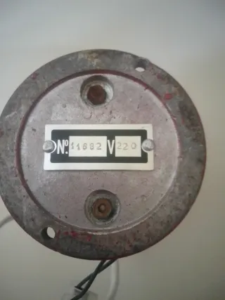 Sirena Antiaérea Antigua Roja