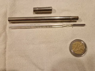 Dos jeringuillas y un termómetro antiguos