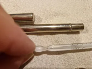 Dos jeringuillas y un termómetro antiguos