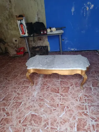 Mesa baja de mármol y madera dorada