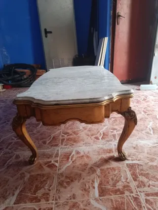 Mesa baja de mármol y madera dorada