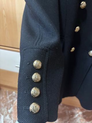 Chaqueta Zara Negra con Botones Dorados