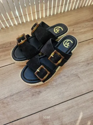 Sandalias Yute Claudia Negras y Beige