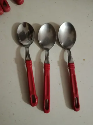 Set coltelli e cucchiaini manico rosso