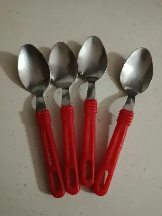 Set coltelli e cucchiaini manico rosso