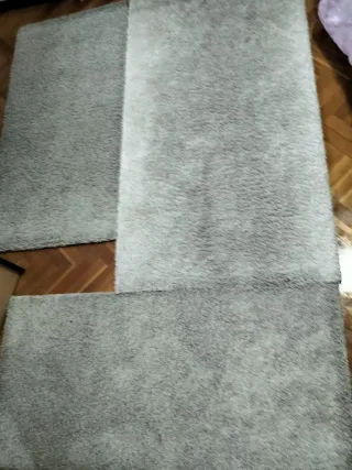 3 alfombras color gris.