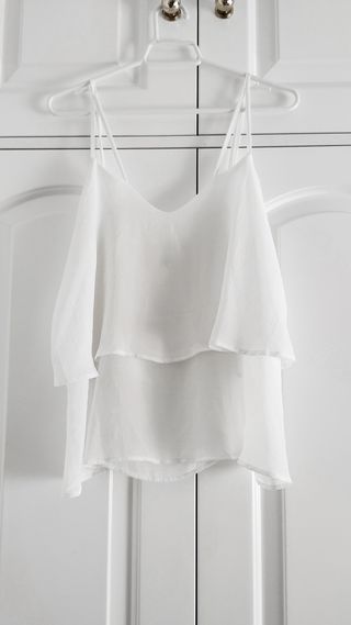 Blusa blanca con volantes
