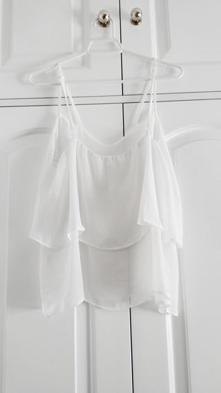 Blusa blanca con volantes