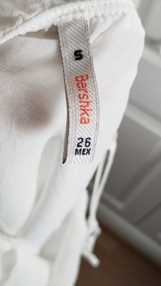 Blusa blanca con volantes