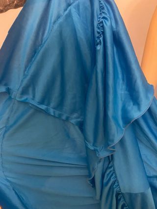 Vestido de baile azul con detalle amarillo