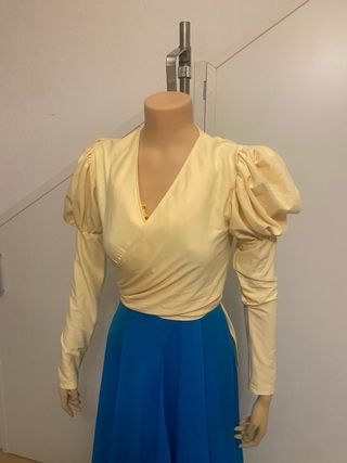 Vestido de baile azul con detalle amarillo