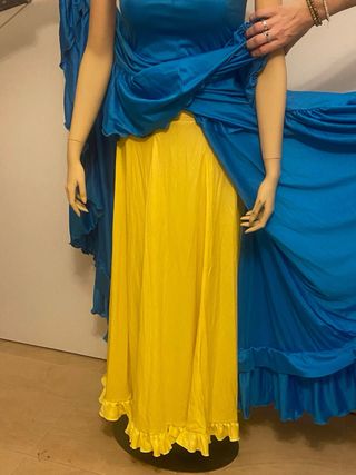 Vestido de baile azul con detalle amarillo