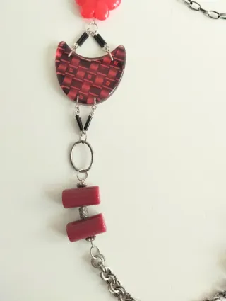 Collar largo geométrico tonos rojos y plateado