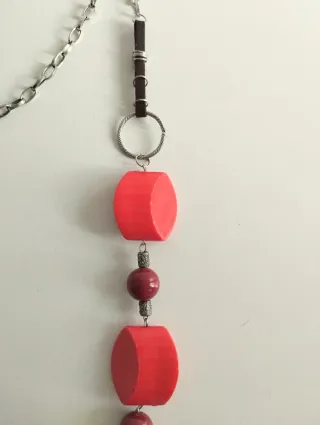 Collar largo geométrico tonos rojos y plateado