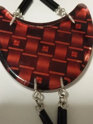 Collar largo geométrico tonos rojos y plateado