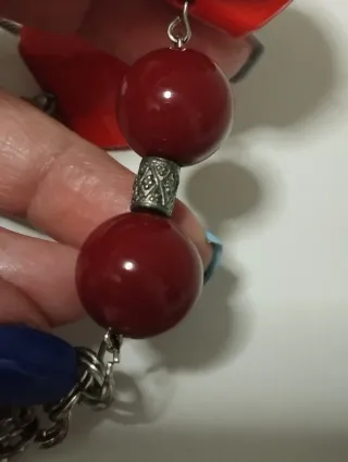 Collar largo geométrico tonos rojos y plateado